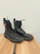 Czarne, trapery na grubej podeszwie, zimowe, wiązane, zapinane na zamek