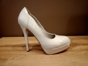 Beżowe, lakierowane szpilki w rozm. 38 cm