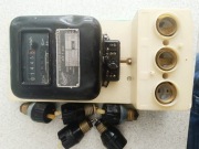 Licznik energii elektrycznej z tablicą i bezpiecznikami muzealny sprawny