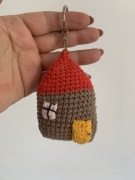 Ręcznie robiony brelok w kształcie domku na szydełku