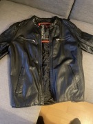 Codzienna kurtka ramoneska modny krój.