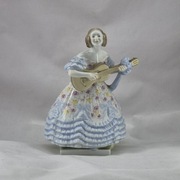Porcelanowa figurka Herend dziewczyna z gitarą