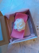 Handmade Opaska różowa z włóczki z białą róża 