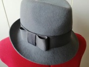 Kapelusz. Margaret Brand. Szary