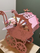 Prezent dla noworodków – Bukiet z Ubranek w Drewnianym Wózeczku