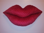 PODUSZKA DEKORACYJNA USTA MINKY 