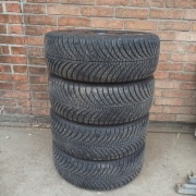 Opony wielosezonowe goodyear 225/45 R17  jak nowe