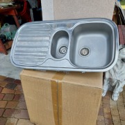 Sprzęt ADG lodówka płyta gazowa pochłaniacz z kominem zlew piekarnik wada.