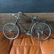 Stary model starego roweru antyk zabytek figura