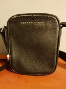 TOMMY HILFIGER TORBA LISTONOSZKA REPORTER SASZETKA BLACK CZARNA