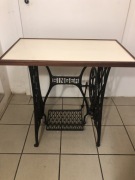 Maszyna do szycia Singer z blatem.