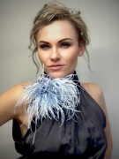 Broszka ze strusich piór Ombre niebieska Medium