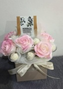 Mini box z róż mydlanych i słodyczy 