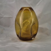 Szklany wazon butla trójstronnie gnieciona 