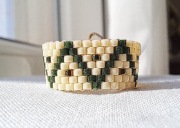 Pierścionek obrączka z koralików Miyuki kremowych i zielonych rękodzieło 