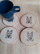 Owczarek niemiecki. Podkładka pod kubek naturalne drzewo 