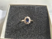 Pierścionek z szafirem oraz 8 diamentami 