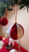 Bombki czerwono białe na choinkę, 10 cm średnica