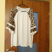 T-shirt biały z ciekawymi rękawami 