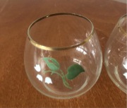 Mała ozdobna szklanka, beczułka z okresu PRL