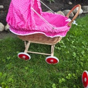Wózek wiklinowy dla lalek różowy 