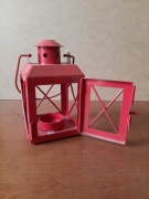 Metalowa czerwona latarenka / lampion / latarnia / świecznik na tealight