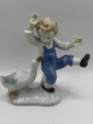 Porcelanowa figurka pt.: Chłopiec i gęś Sitzendorf