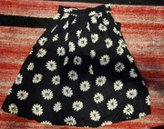 Spódnica czarna w margaretki z wiskozy, r. 38/40