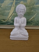 Figurka Buddy w pozycji medytacyjnej – biała ceramika, efekt crackle, 33 cm