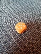 Pomarańczowa kostka do gry 