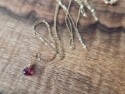 Delikatny złoty łańcuszek z granatem