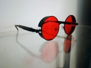 Czarne okulary przeciwsłoneczne okrągłe styl cyberpunkowy czerwone szkło