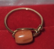 Pierścionek złoty,  koral, próba 585, waga 1,9 g, rozm. 17