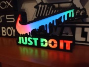 Lampka LED 3D „Just Do It” – efekt RGB / neonowy klimat