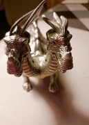 Smok dwugłowy chodzi wydaje dźwięki 