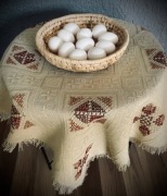 BEŻOWY OBRUS Z WYTŁACZANYM WZOREM,HAFT KRZYŻYKOWY