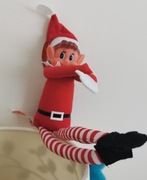 Niegrzeczny elf elf on the shelf na półce