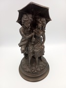 Figurka z alabastru, para pod parasolem