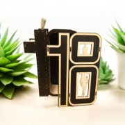 Drewniany stojak na butelkę 18 – prezent na 18 urodziny 