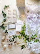 Dekoracje ślubne weselne pokrowiec na krzesła kwiaty pudełko numerki 