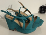 Turkusowe sandały na koturnie Zara