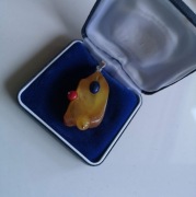 artystyczna zawieszka z bursztynem