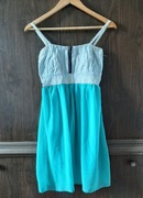 Dziewczęcą turkusowa sukienka 