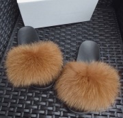 Klapki z naturalnym futrem 37