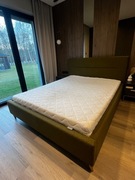 Łóżko tapicerowane 160x200, drewniany stelaż, oliwkowe 