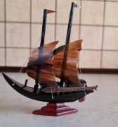 Mały stateczek dekoracyjny.(48)