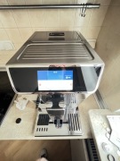 Ekspres DeLonghi PrimaDonna Elite Experience ECAM 650.85.MS – stan BDB