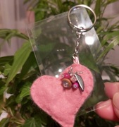 2 lupy wielkości karty kredytowej i brelok różowo-szary