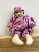 lalka szmacianka z "porcelanową" główką ADULT COLLECTORS, fioletowe ubranko