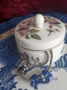 Porcelanowa szkatułka puzderko seria Hathaway Rose Wedgwood vintage